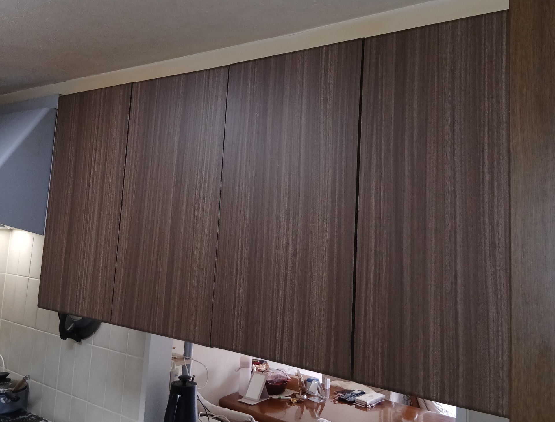 システムキッチンの扉のシート貼り