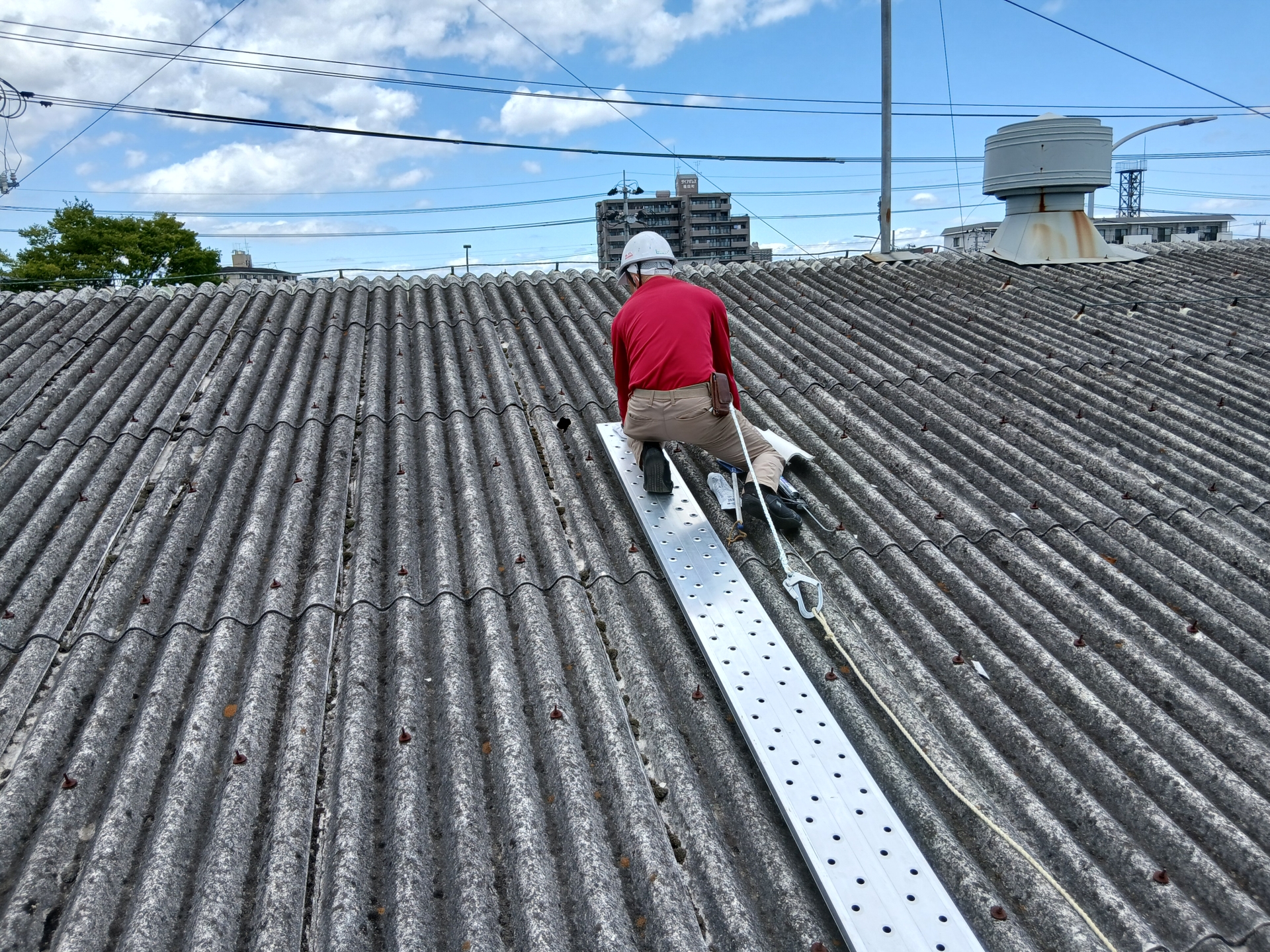 倉庫の屋根補修、雨樋清掃